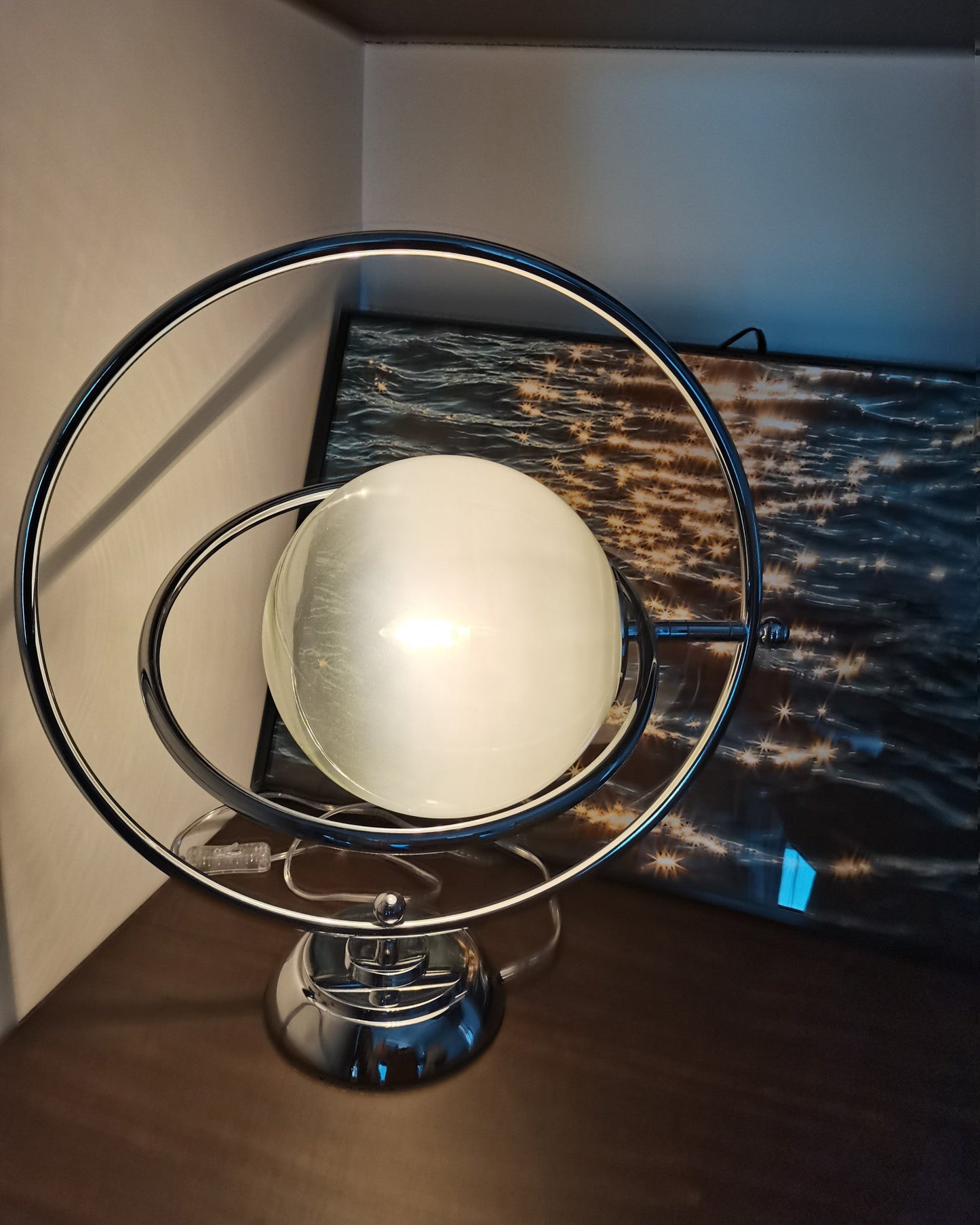 PlanetLuxe - Bordlampe med kosmisk design og subtil belysning