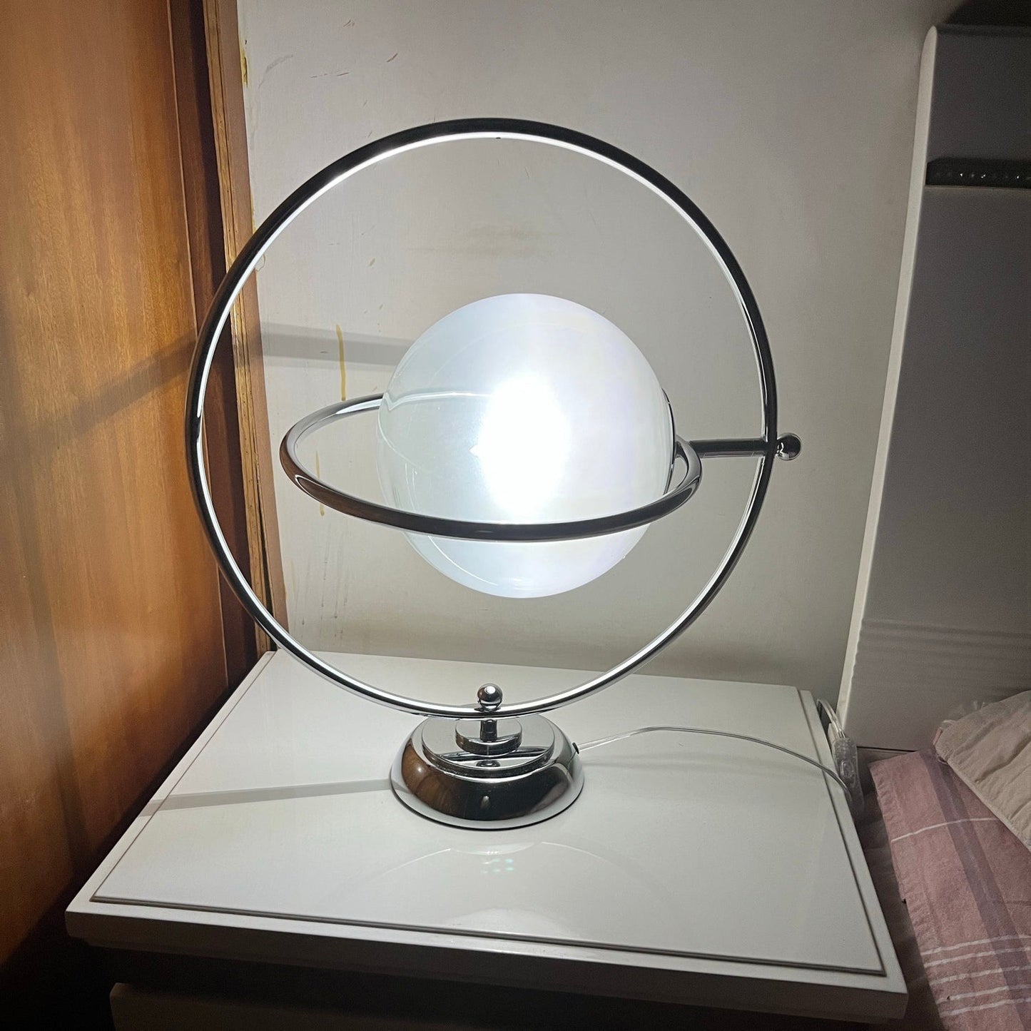 PlanetLuxe - Bordlampe med kosmisk design og subtil belysning