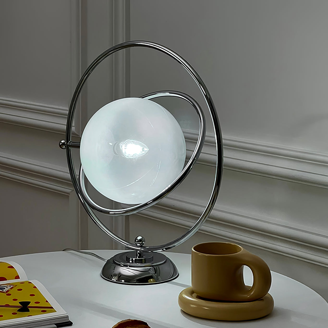 PlanetLuxe - Bordlampe med kosmisk design og subtil belysning