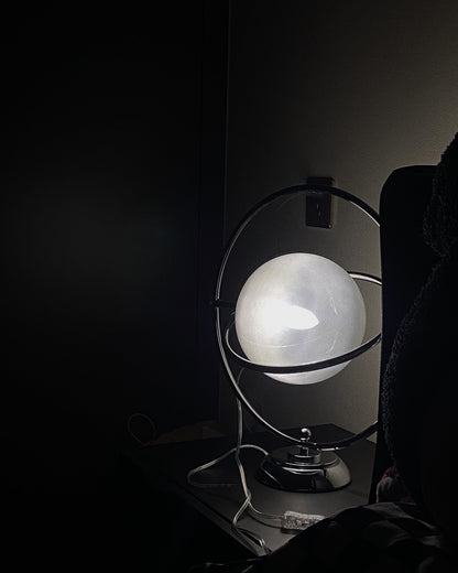 PlanetLuxe - Bordlampe med kosmisk design og subtil belysning