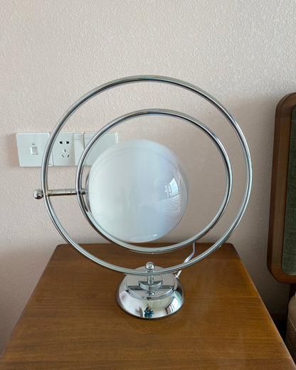 PlanetLuxe - Bordlampe med kosmisk design og subtil belysning