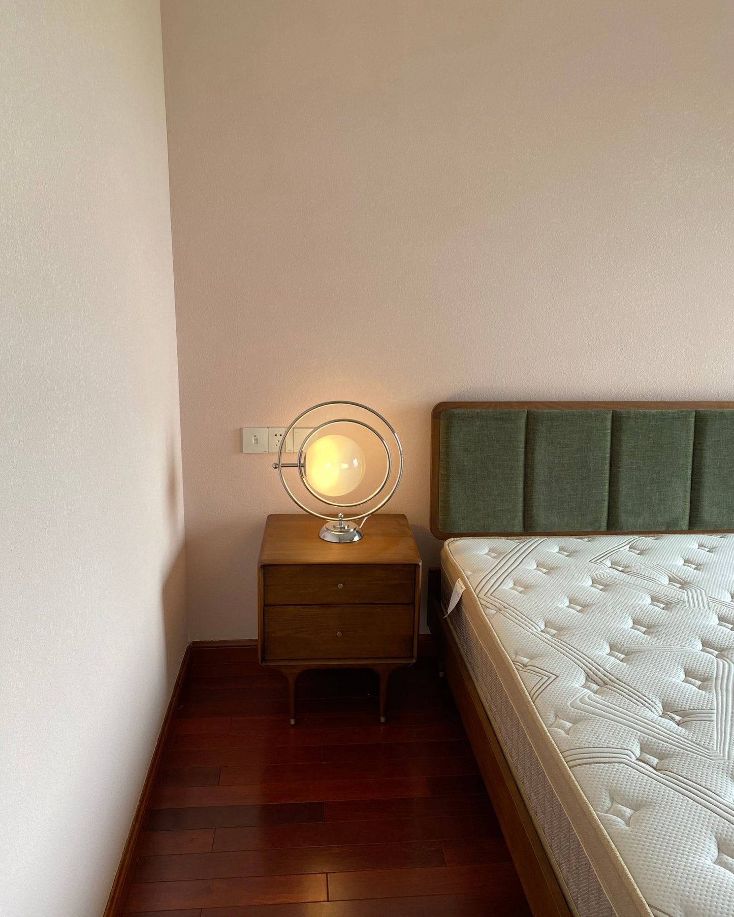 PlanetLuxe - Bordlampe med kosmisk design og subtil belysning