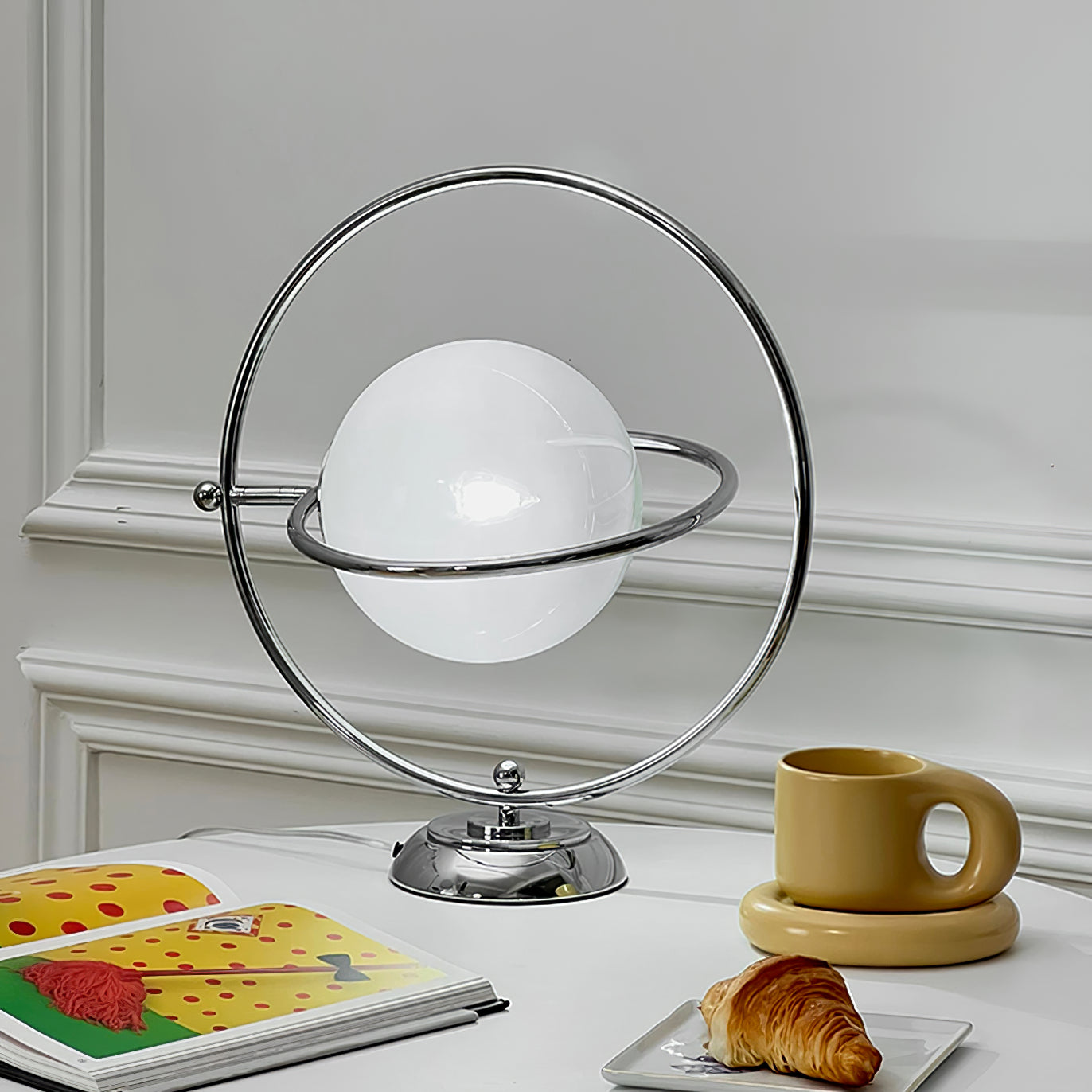 PlanetLuxe - Bordlampe med kosmisk design og subtil belysning