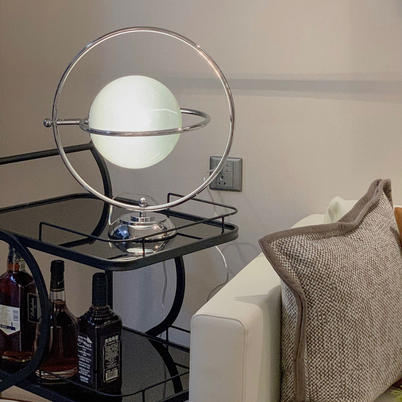 PlanetLuxe - Bordlampe med kosmisk design og subtil belysning