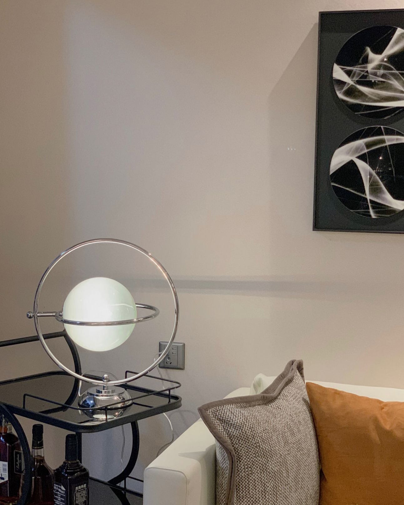 PlanetLuxe - Bordlampe med kosmisk design og subtil belysning