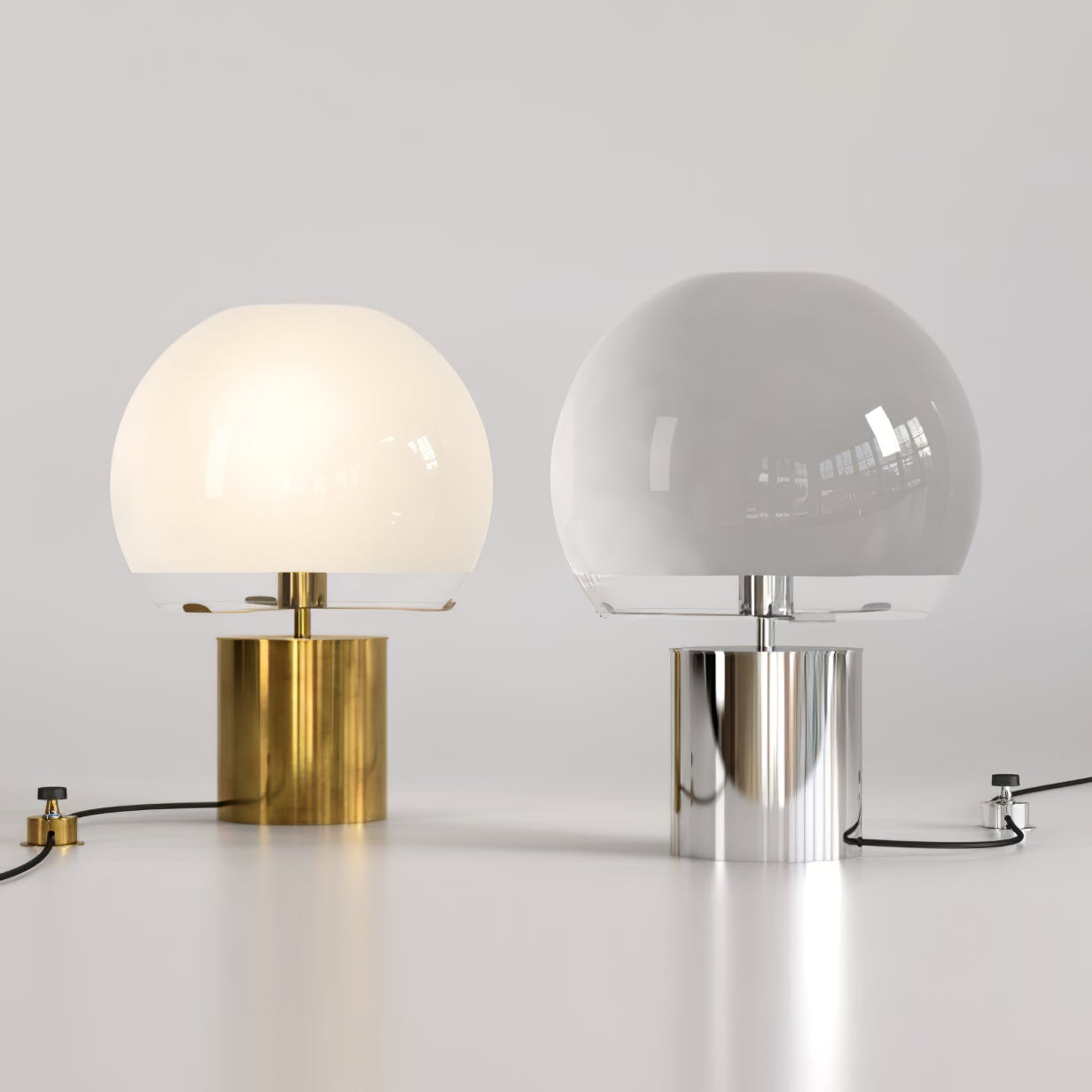 OrbaLuxe – Excentrisk bordlampe med gennemsigtig glasbase