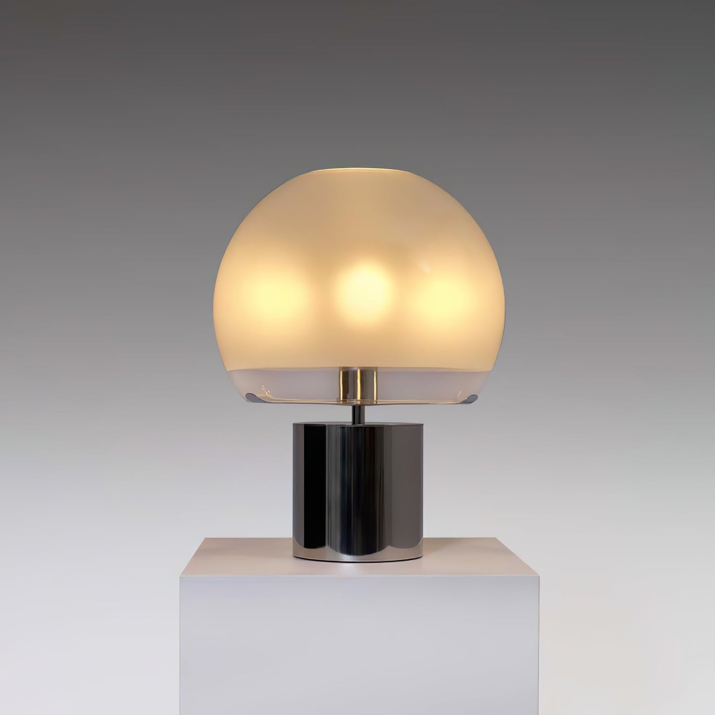 OrbaLuxe – Excentrisk bordlampe med gennemsigtig glasbase