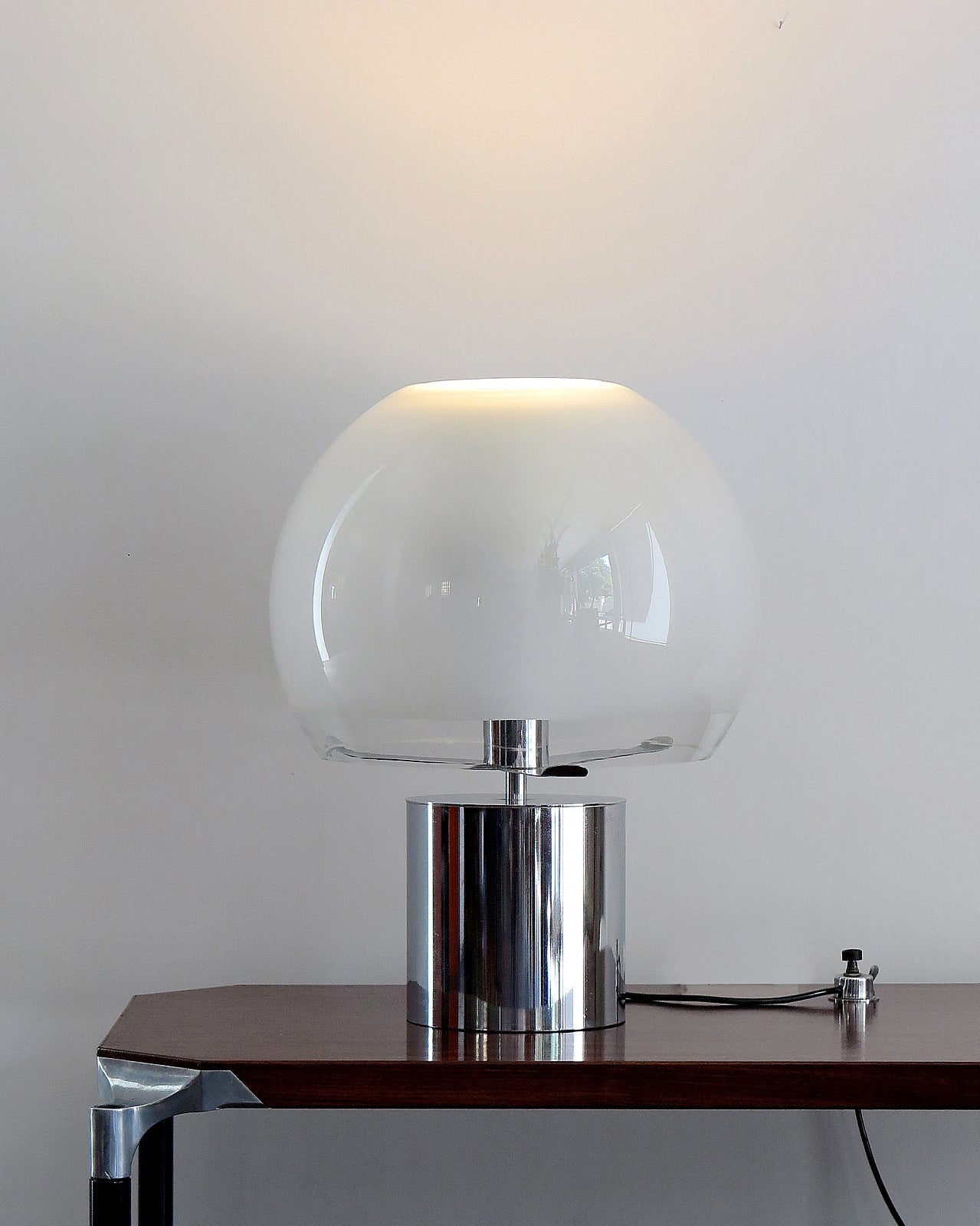OrbaLuxe – Excentrisk bordlampe med gennemsigtig glasbase
