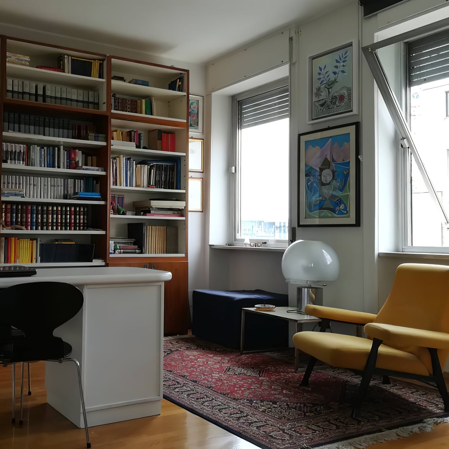 OrbaLuxe – Excentrisk bordlampe med gennemsigtig glasbase