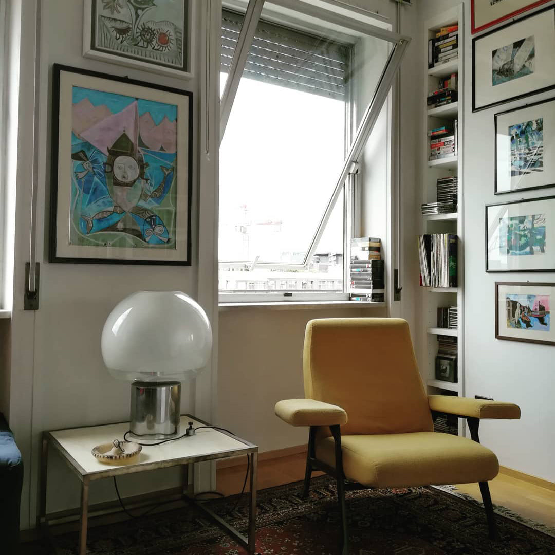 OrbaLuxe – Excentrisk bordlampe med gennemsigtig glasbase