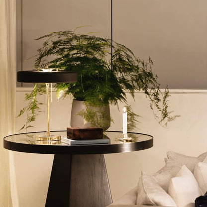 LuxeGlow - Spun Metal Tischlampe mit Zugschalter