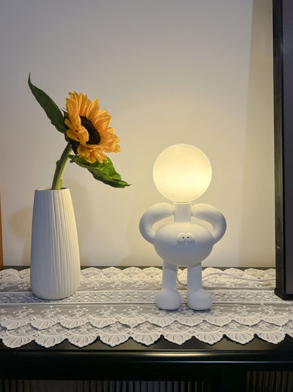 BotLuxe - Bordlampe med kreativt robotdesign og behageligt skær