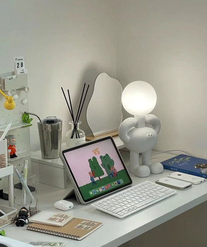 BotLuxe - Bordlampe med kreativt robotdesign og behageligt skær