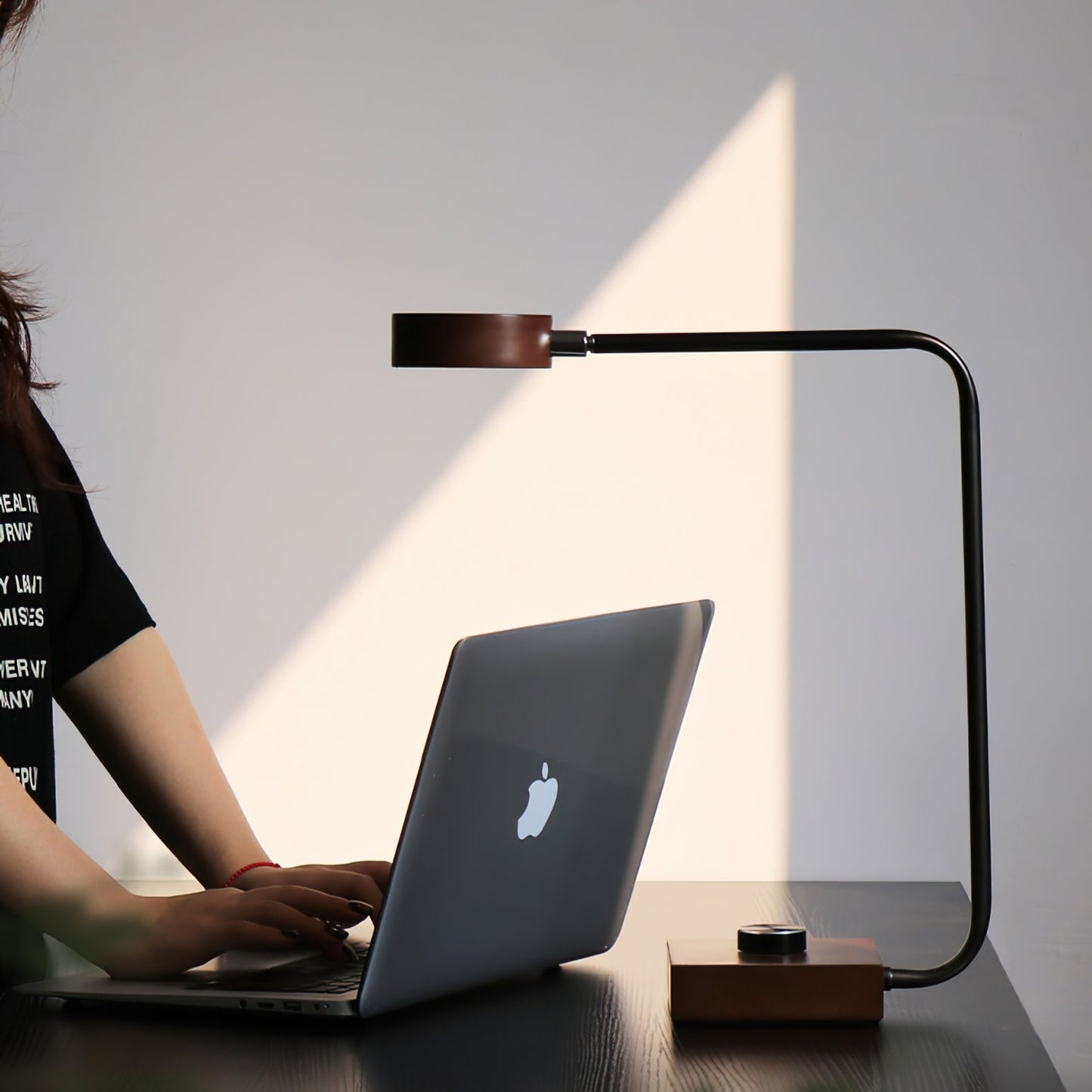 RondoGlow - Bordlampe med slank, rund form og subtil belysning