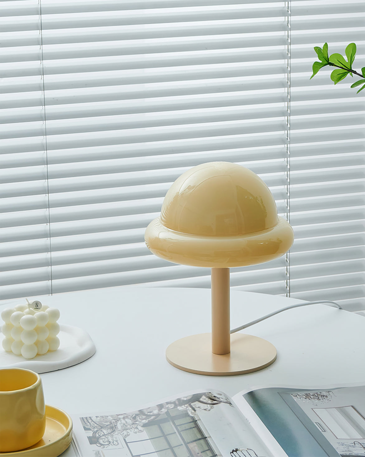 GalaxieGlow - Lampe de table avec finition métallique et thème spatial