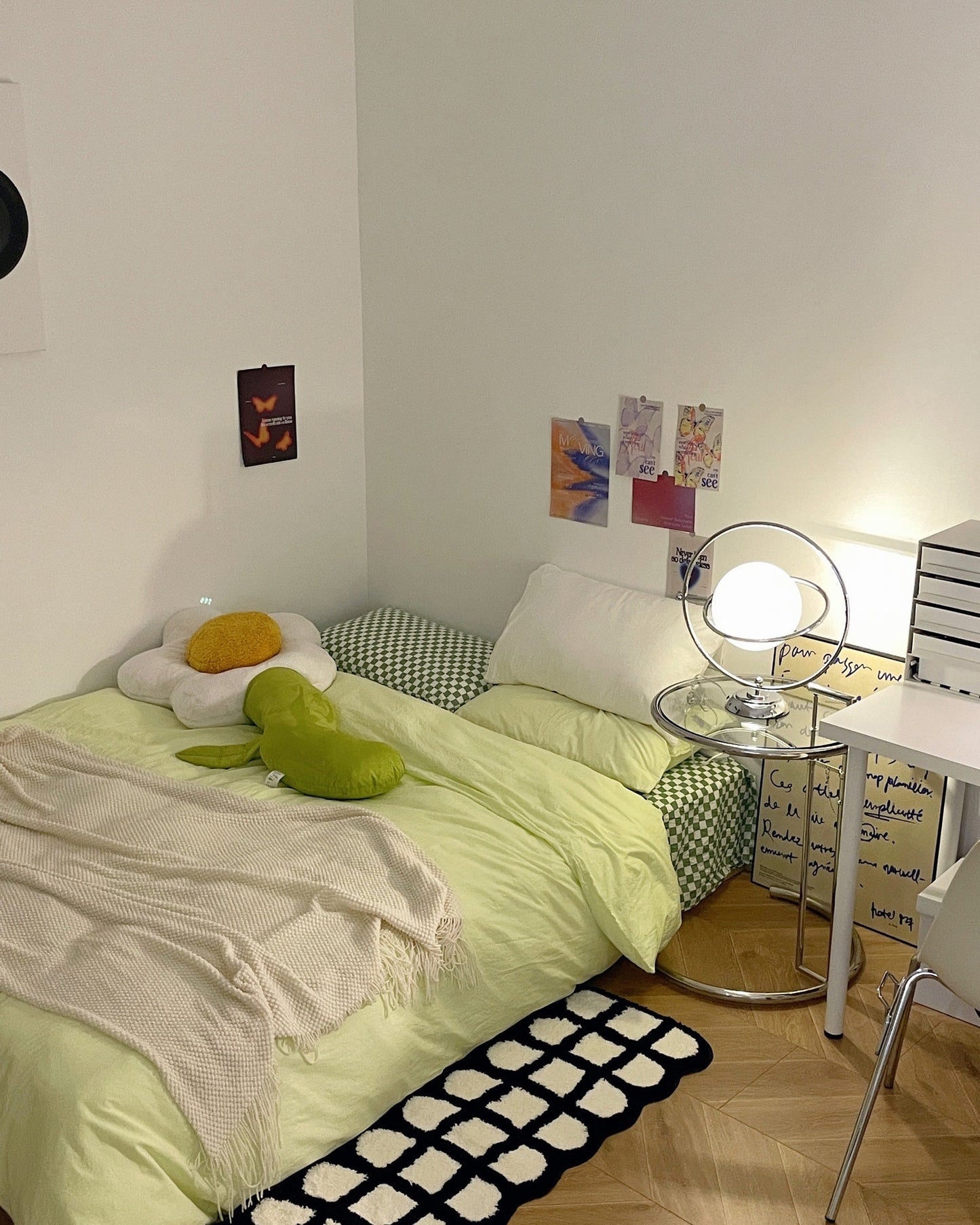 PlanetLuxe - Bordlampe med kosmisk design og subtil belysning