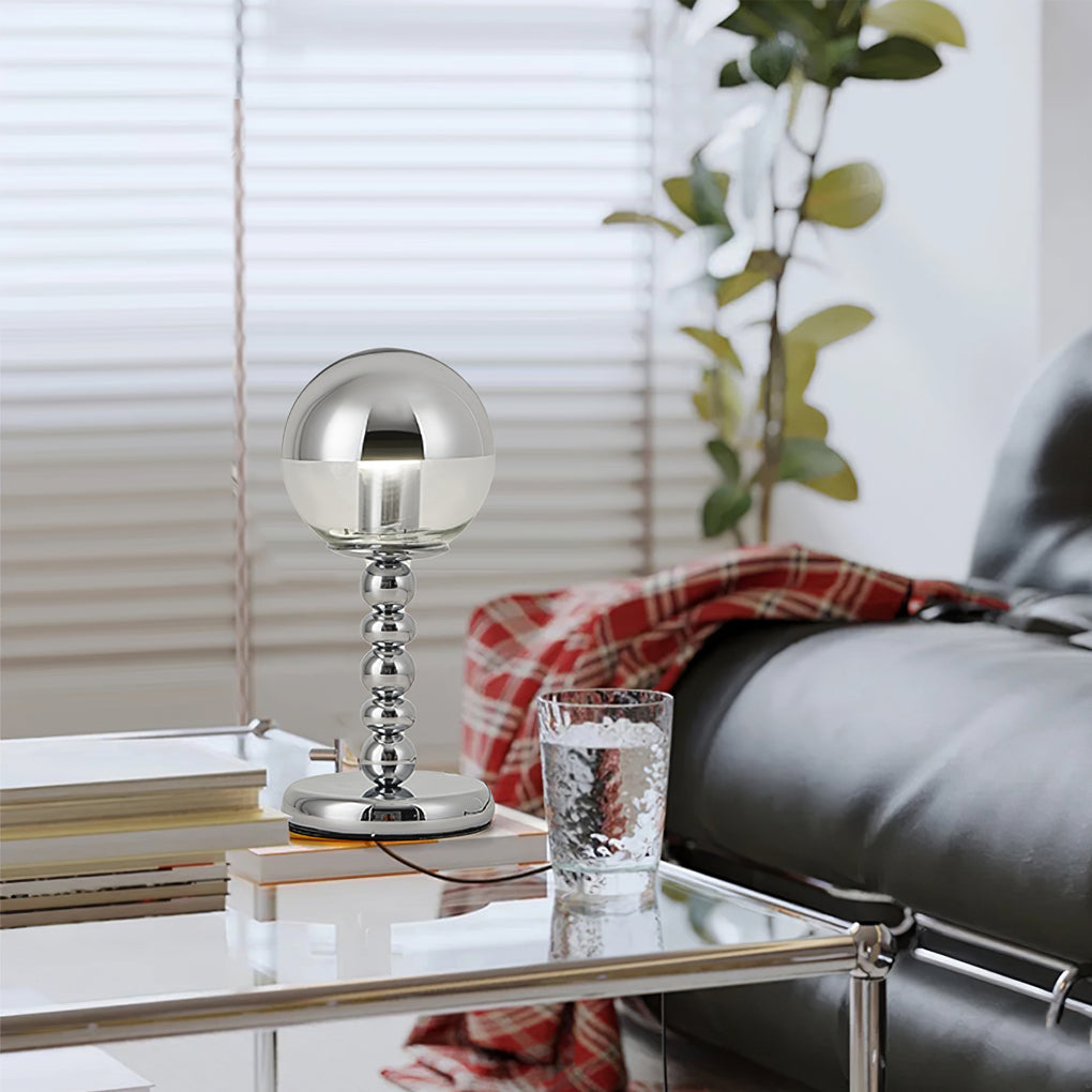 ChromeGlow – Minimalistisk bordlampe med spejlkugle
