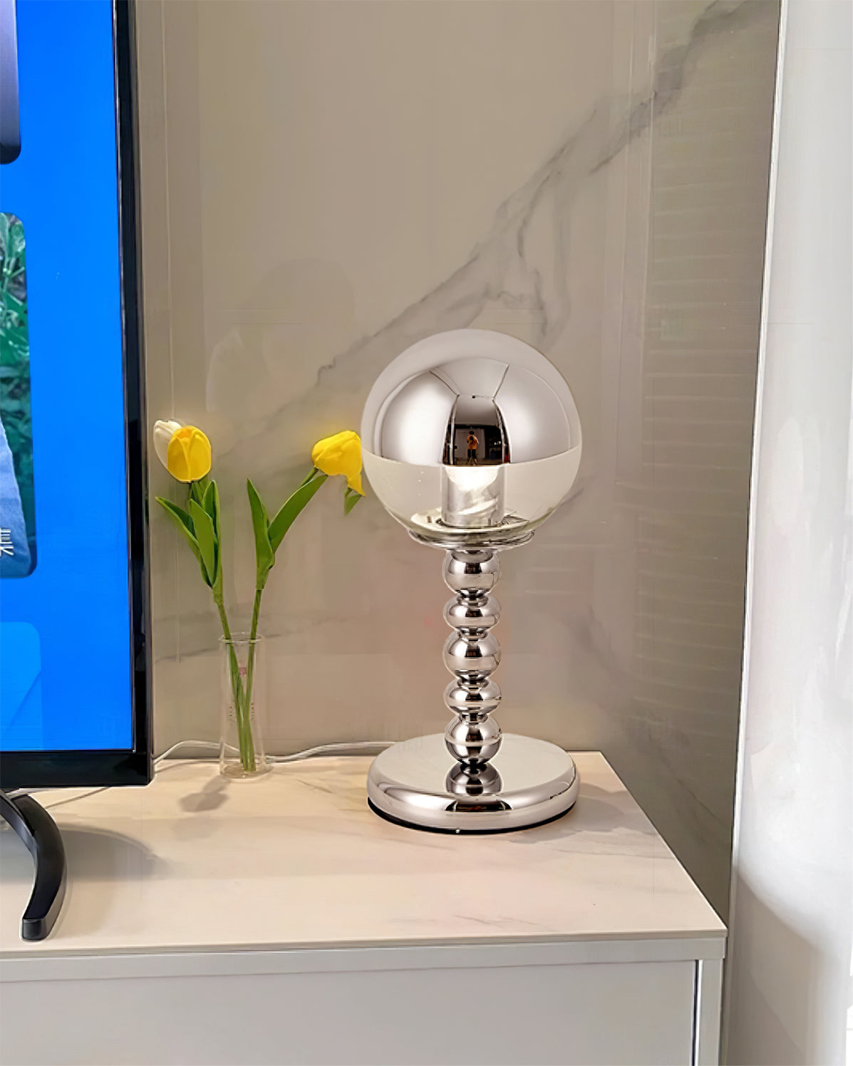 ChromeGlow – Minimalistisk bordlampe med spejlkugle