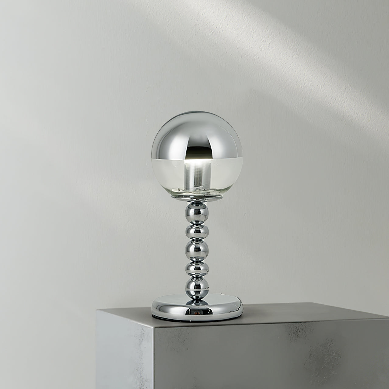 ChromeGlow – Minimalistisk bordlampe med spejlkugle