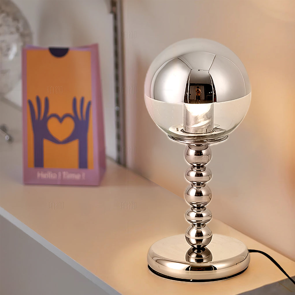 ChromeGlow – Minimalistisk bordlampe med spejlkugle