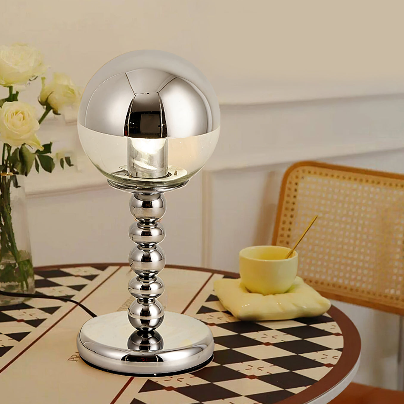 ChromeGlow – Minimalistisk bordlampe med spejlkugle