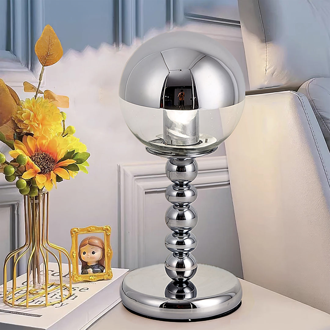 ChromeGlow – Minimalistisk bordlampe med spejlkugle