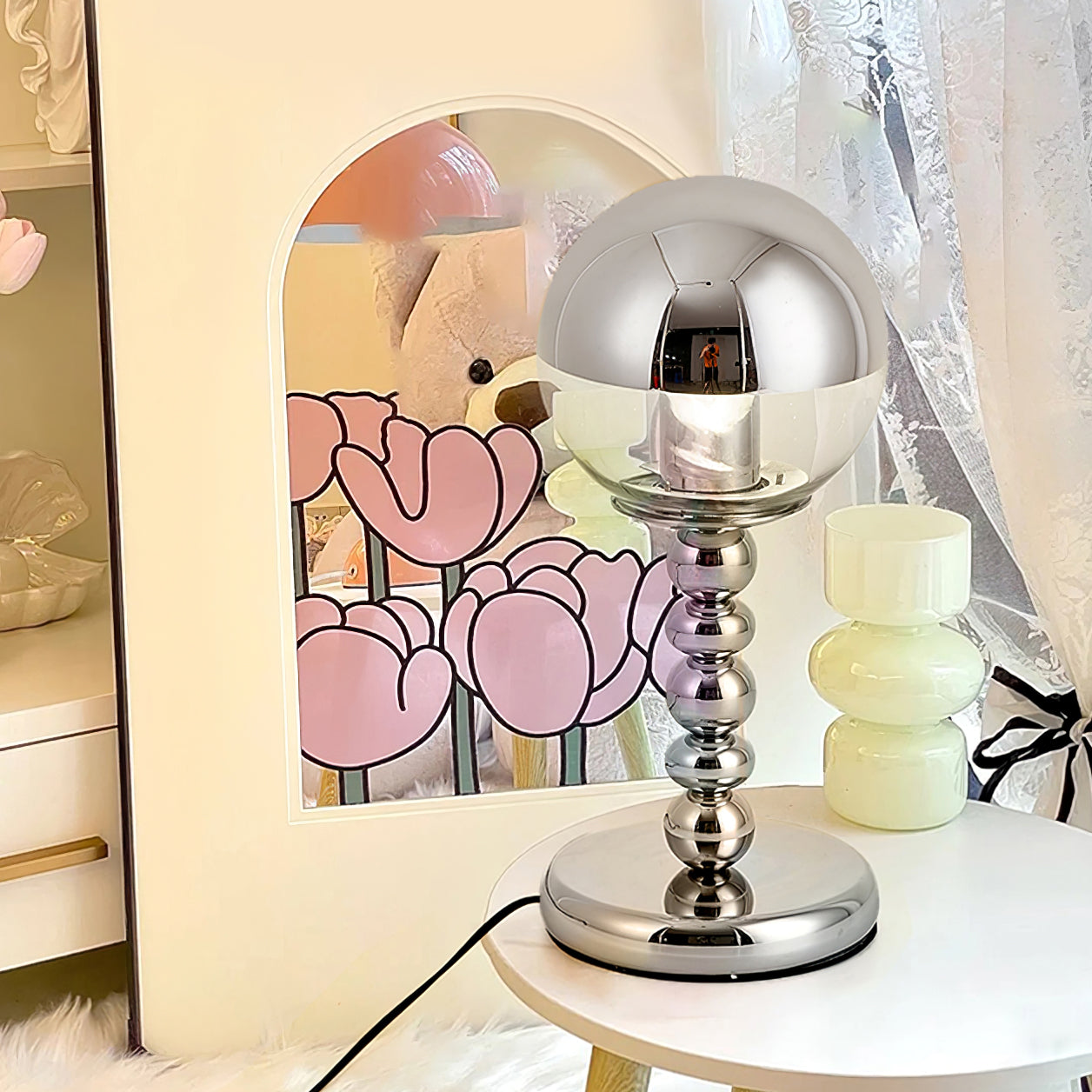 ChromeGlow – Minimalistisk bordlampe med spejlkugle