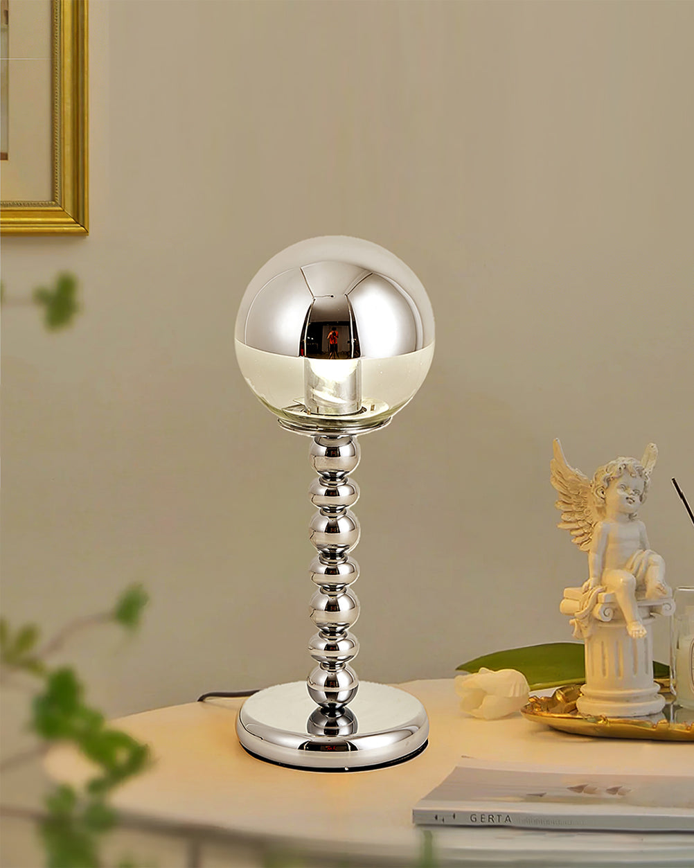 ChromeGlow – Minimalistisk bordlampe med spejlkugle