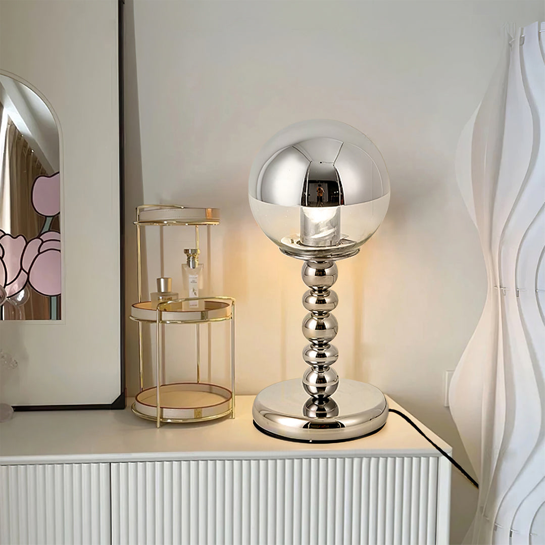 ChromeGlow – Minimalistisk bordlampe med spejlkugle