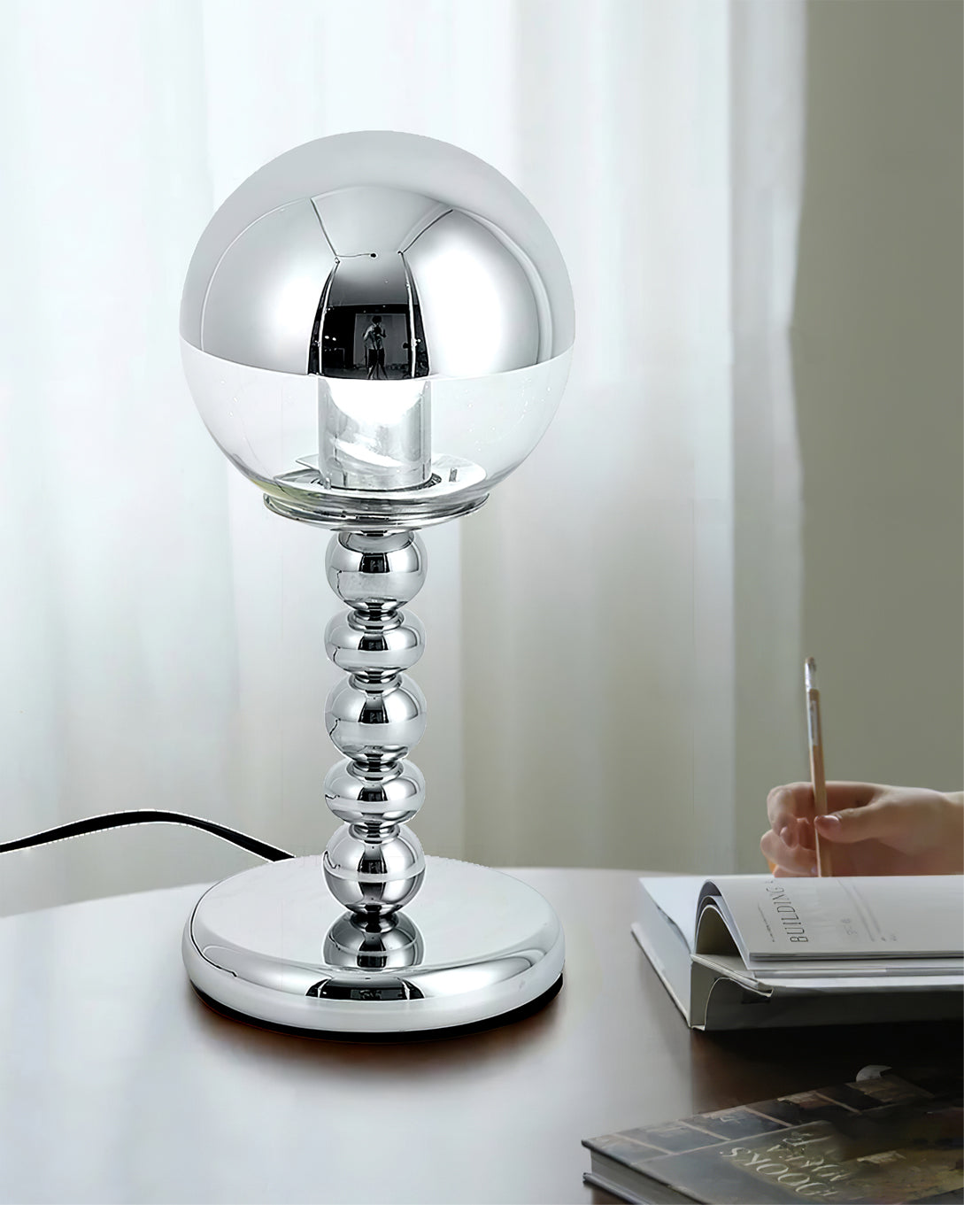 ChromeGlow – Minimalistisk bordlampe med spejlkugle
