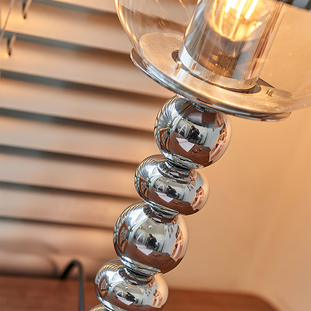 ChromeGlow – Minimalistisk bordlampe med spejlkugle