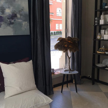 PlumeAura - Bordlampe med gyldne strudsefjer