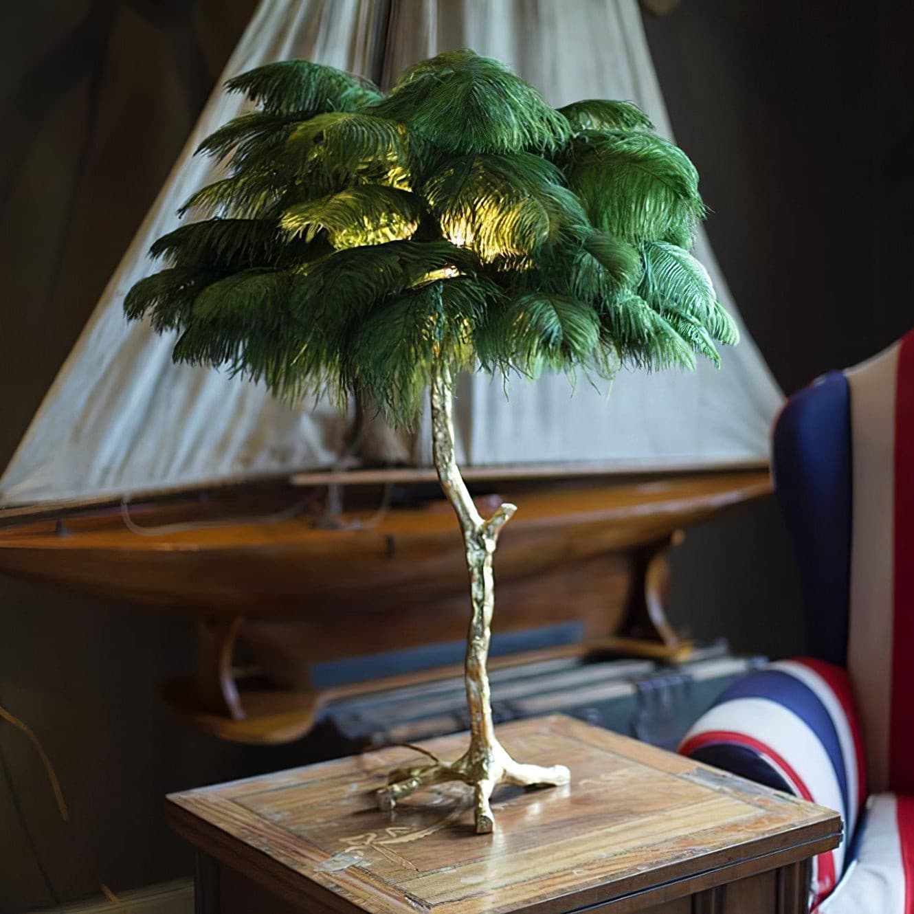 PlumeAura - Bordlampe med gyldne strudsefjer
