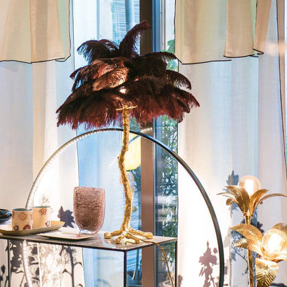 PlumeAura - Bordlampe med gyldne strudsefjer