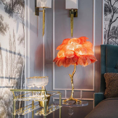PlumeAura - Bordlampe med gyldne strudsefjer