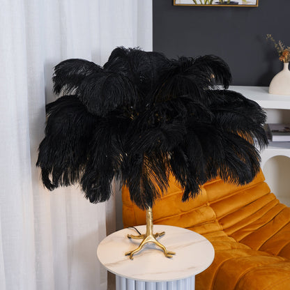 PlumeAura - Bordlampe med gyldne strudsefjer