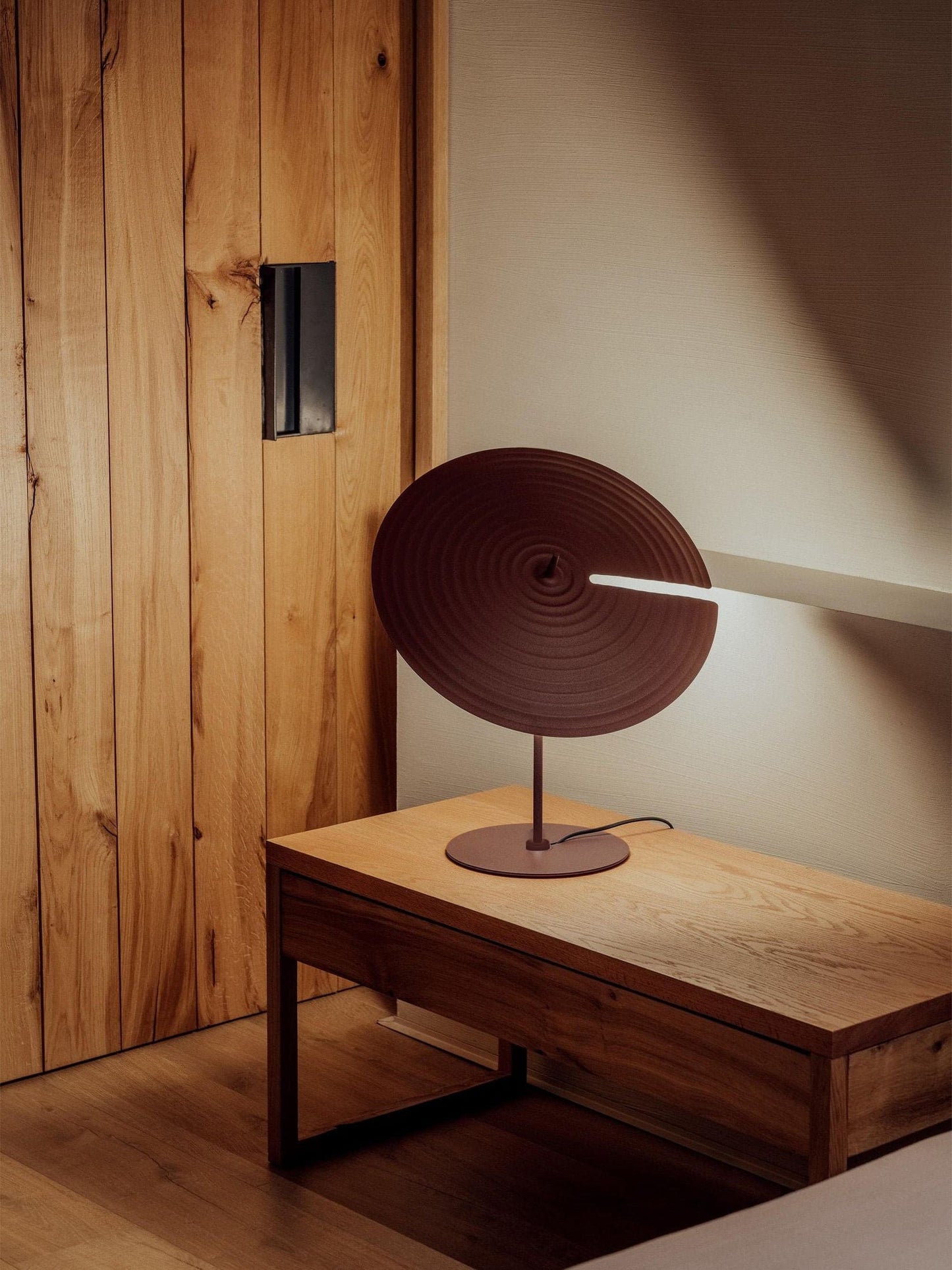 LuxeSymphony - Table Lamp with Subtle Style and Atmospheric Light Distribution