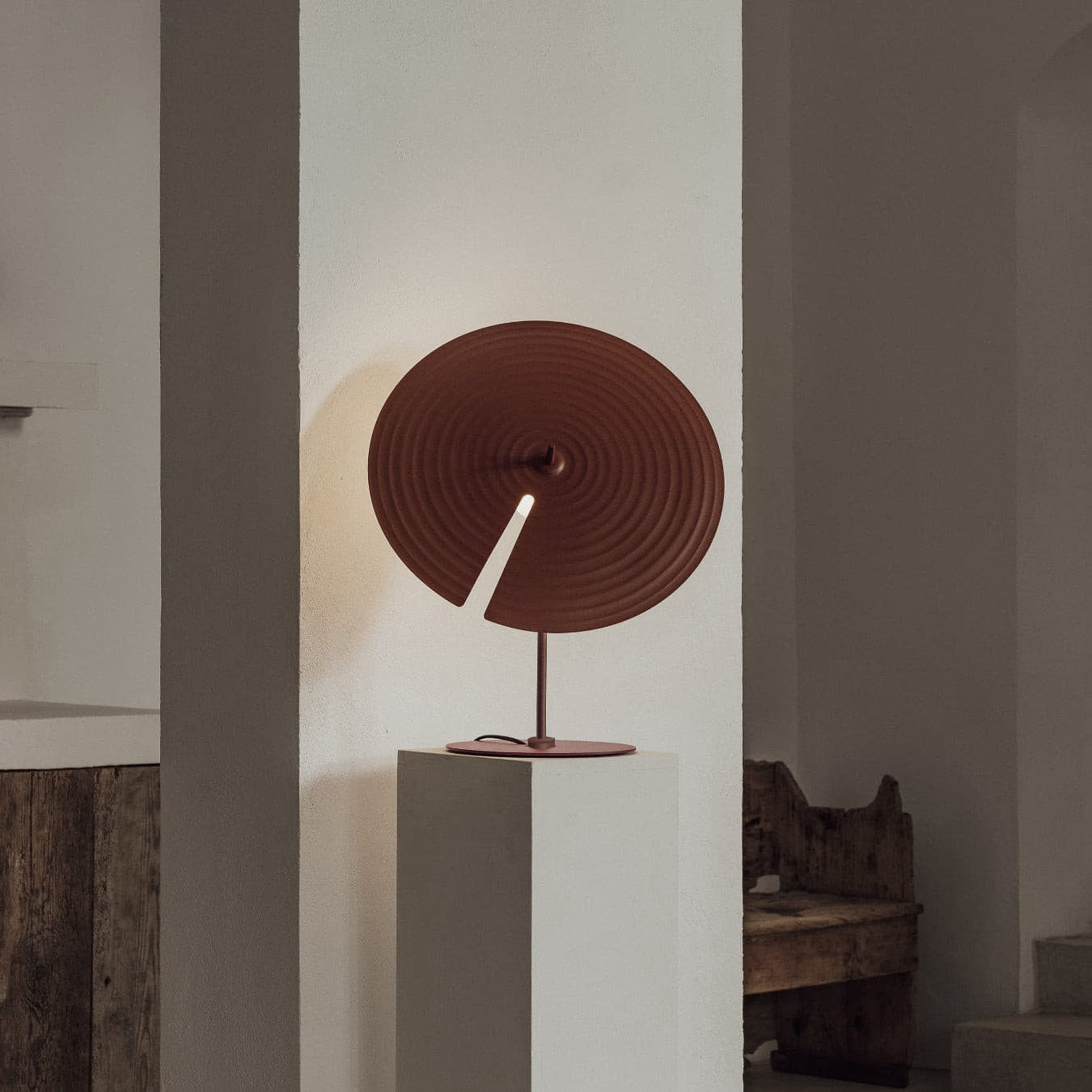 LuxeSymphony - Table Lamp with Subtle Style and Atmospheric Light Distribution