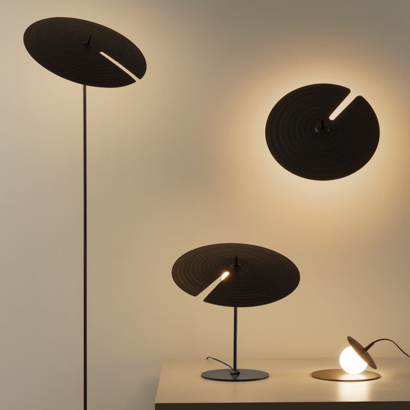 LuxeSymphony - Table Lamp with Subtle Style and Atmospheric Light Distribution