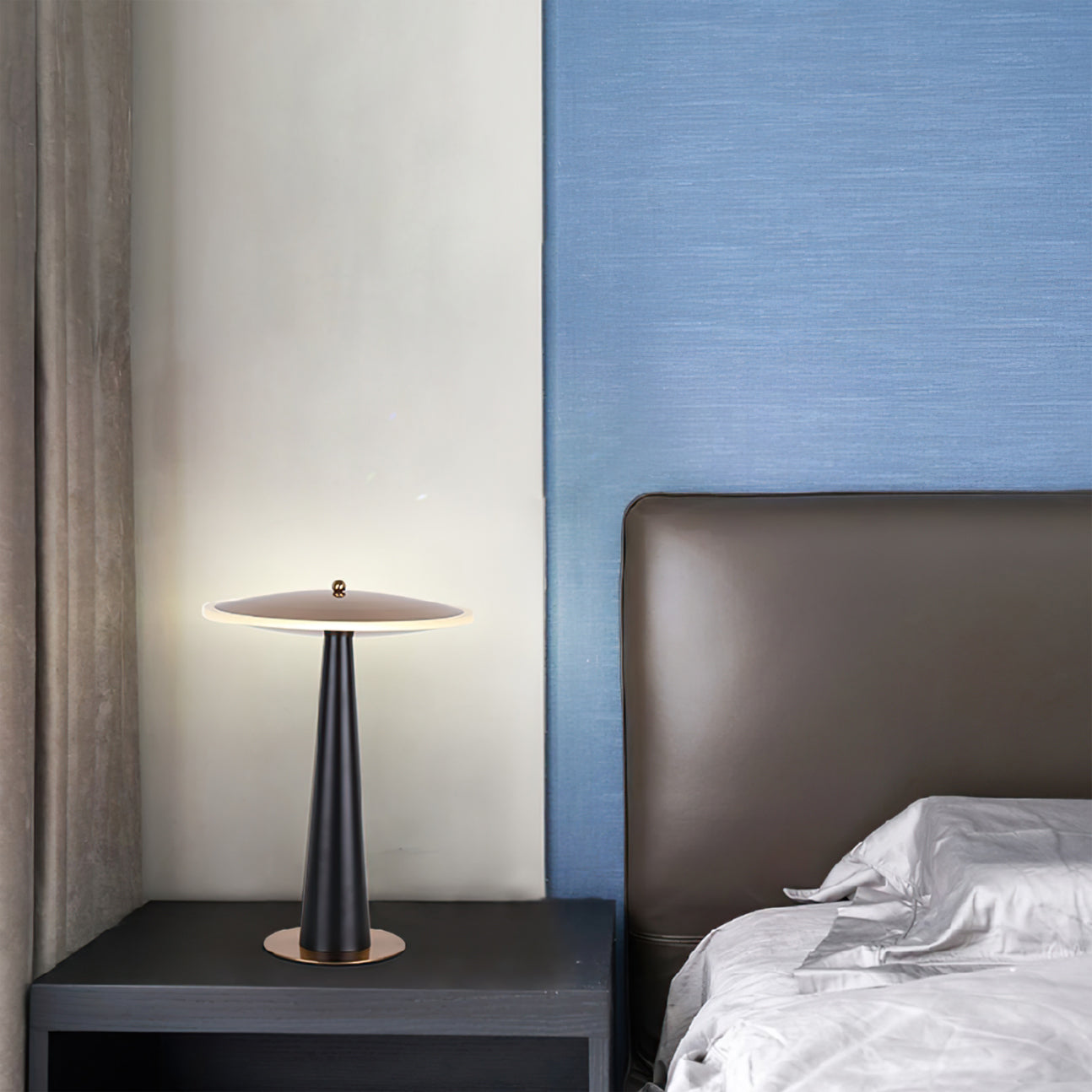 CopperBeat – Bordlampe med trommeform og kobberfinish