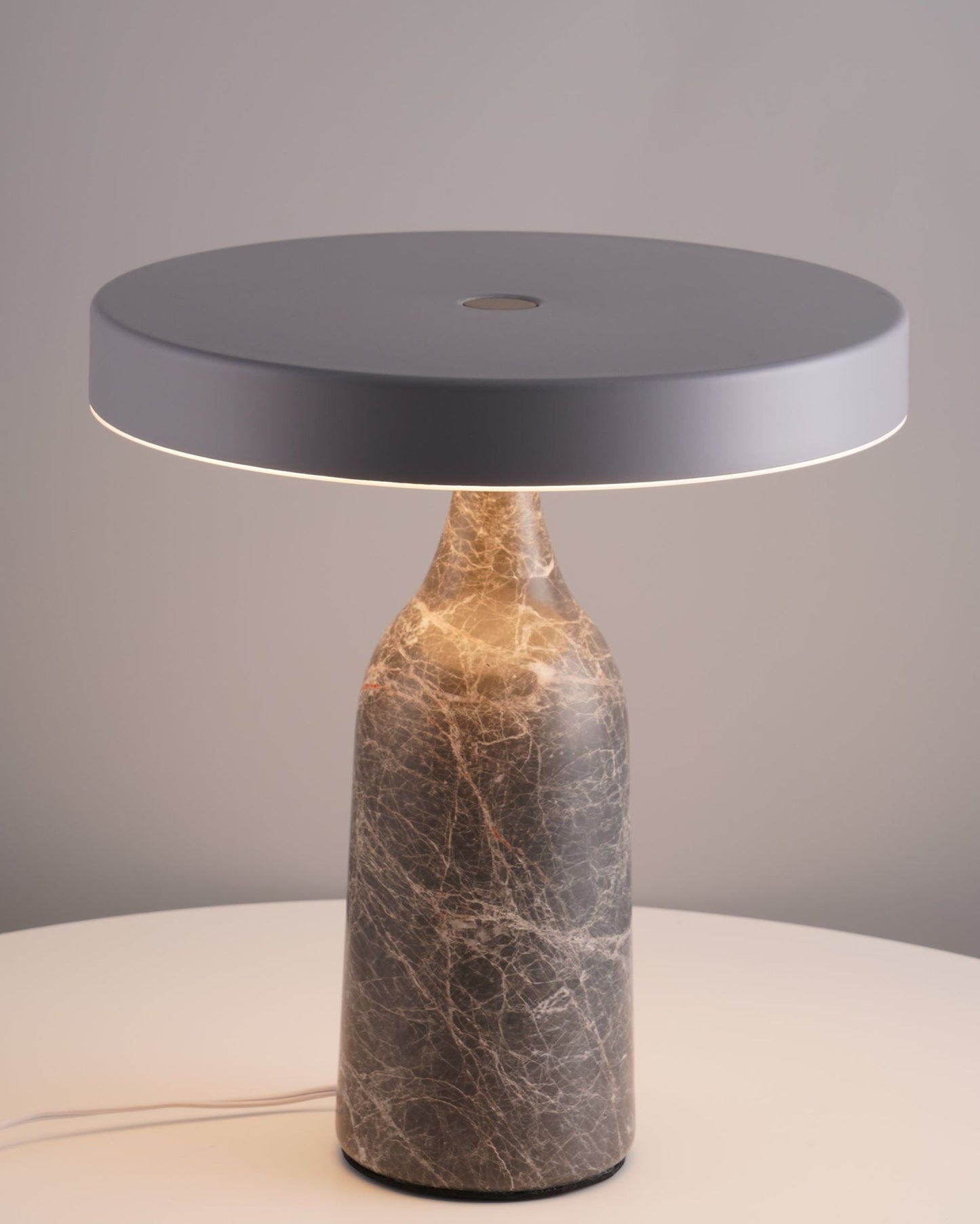 LuxeEddy - Bordlampe med elegant design og subtil lysfordeling