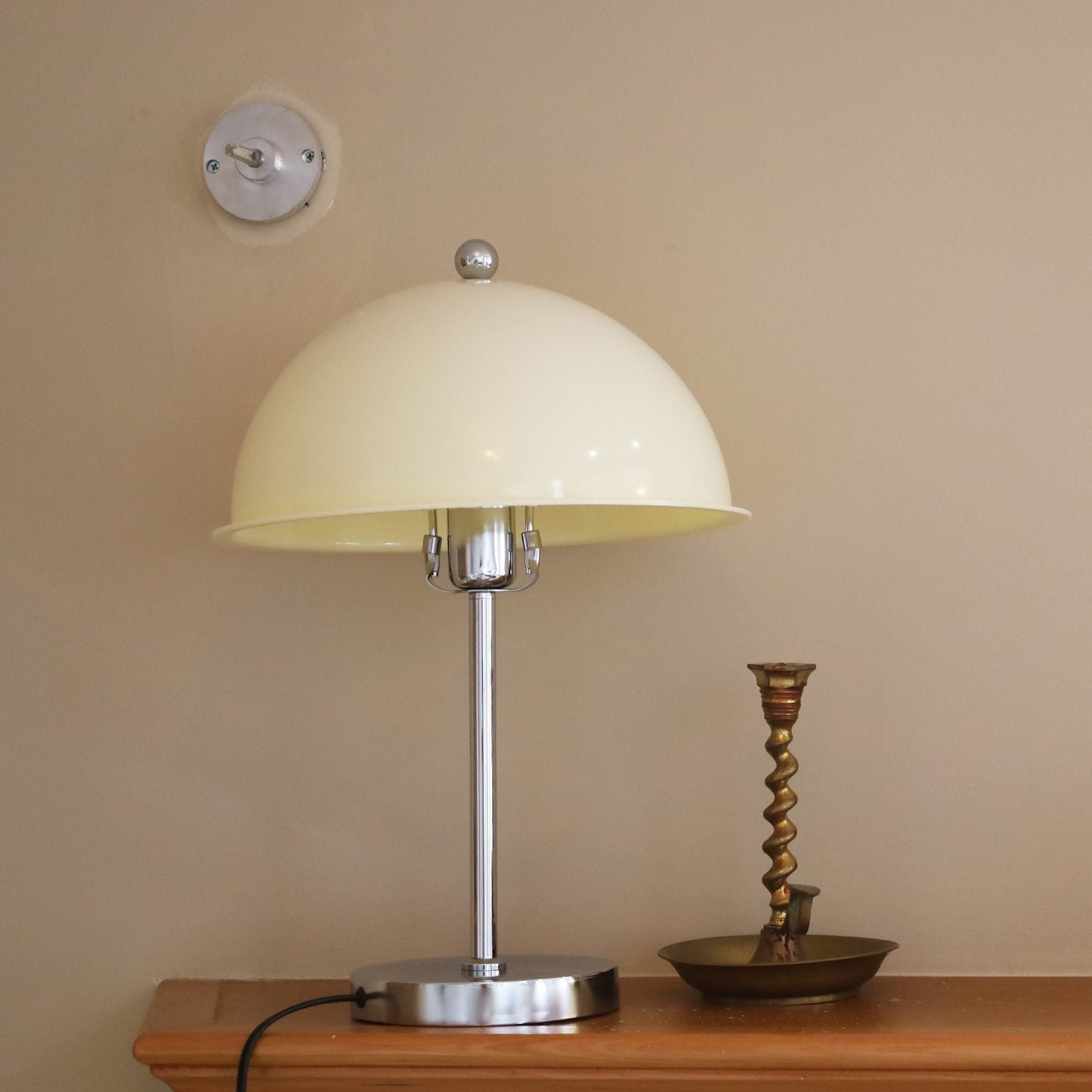 ClassicGlow - Sølv Metal og Akryl Bordlampe