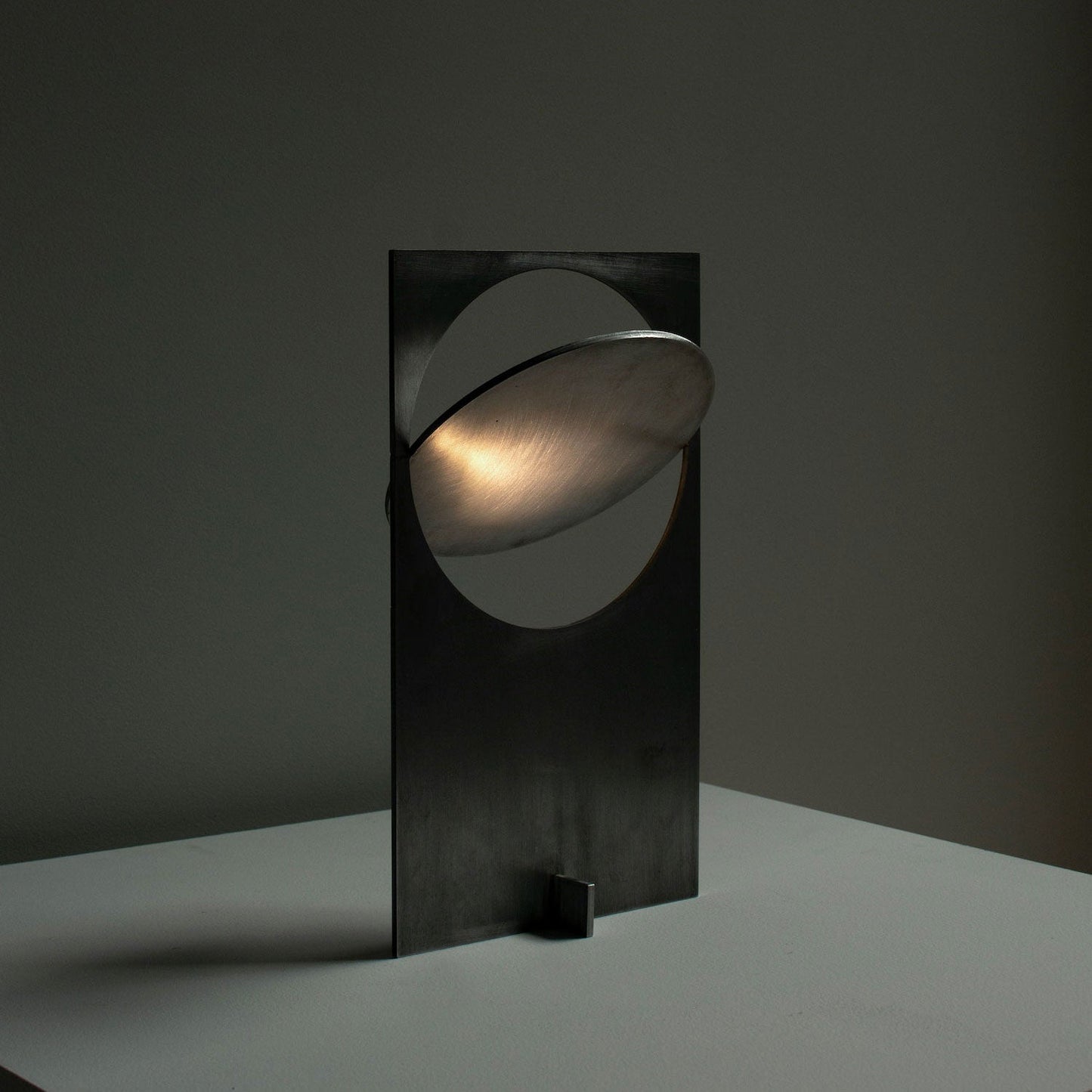 SleekShine - Minimalistisk bordlampe med LED-belysning