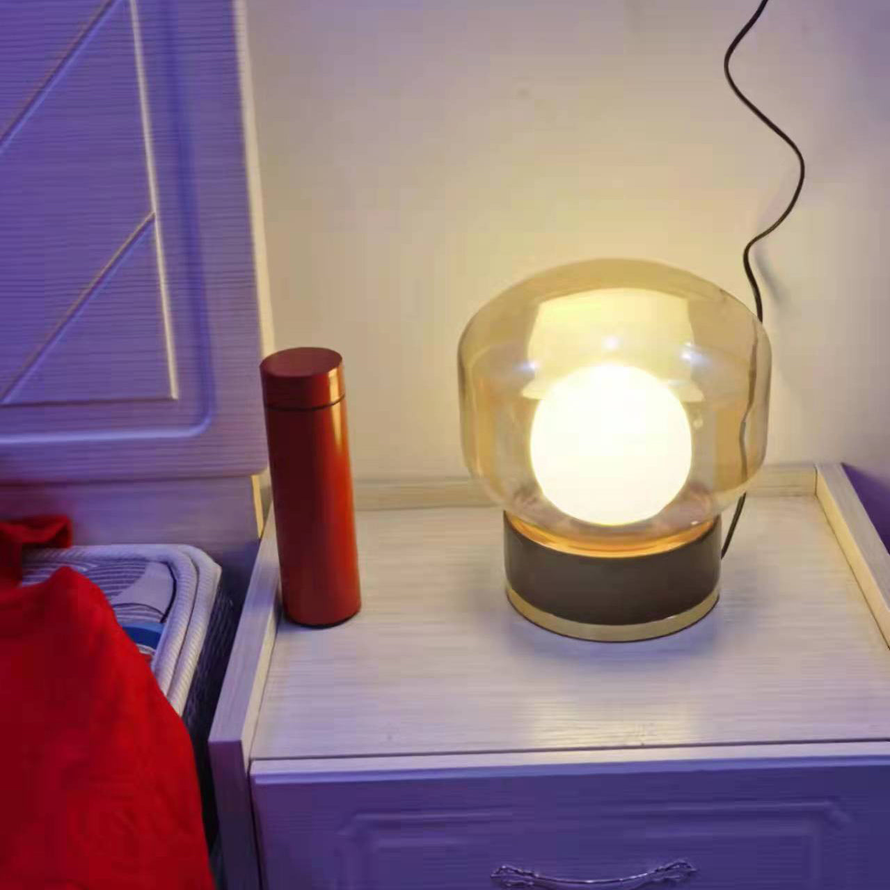 BouleLuxe - Bordlampe med geometrisk stil og varm atmosfære
