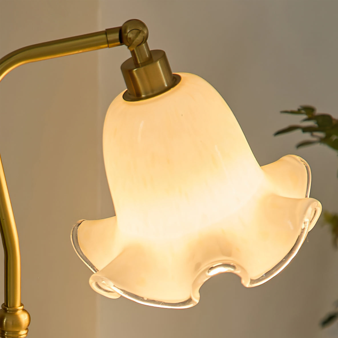 BrassFlora – Vintage bordlampe med blomsterformet skærm