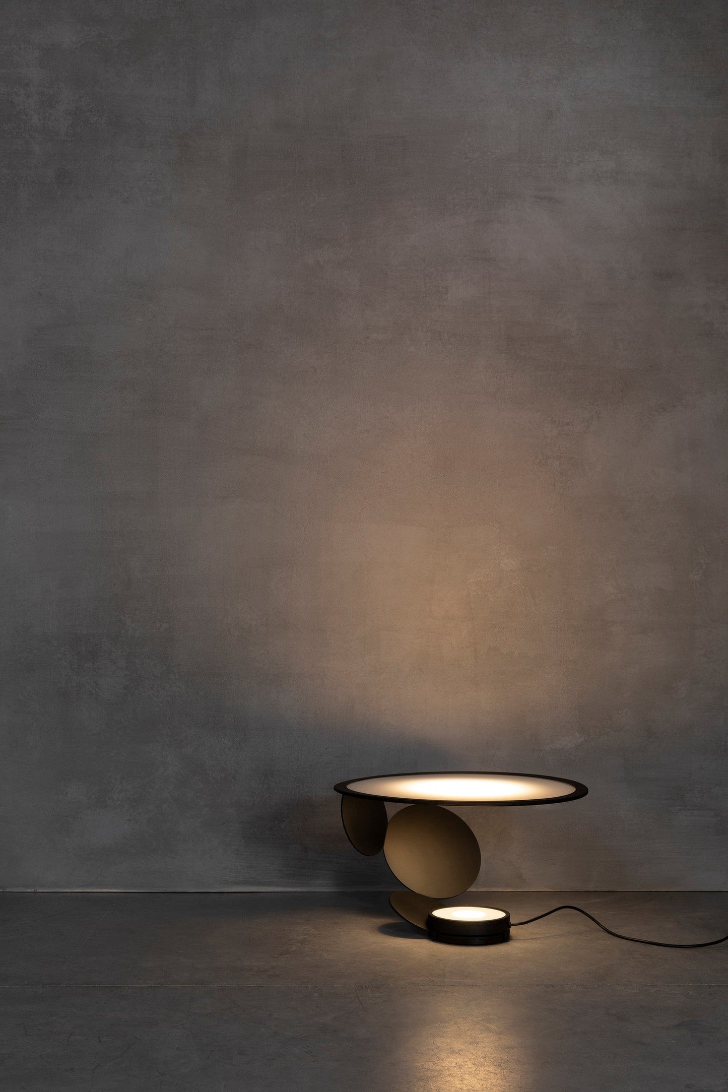 LightSlice - Stilfuld bordlampe med subtile snitdetaljer