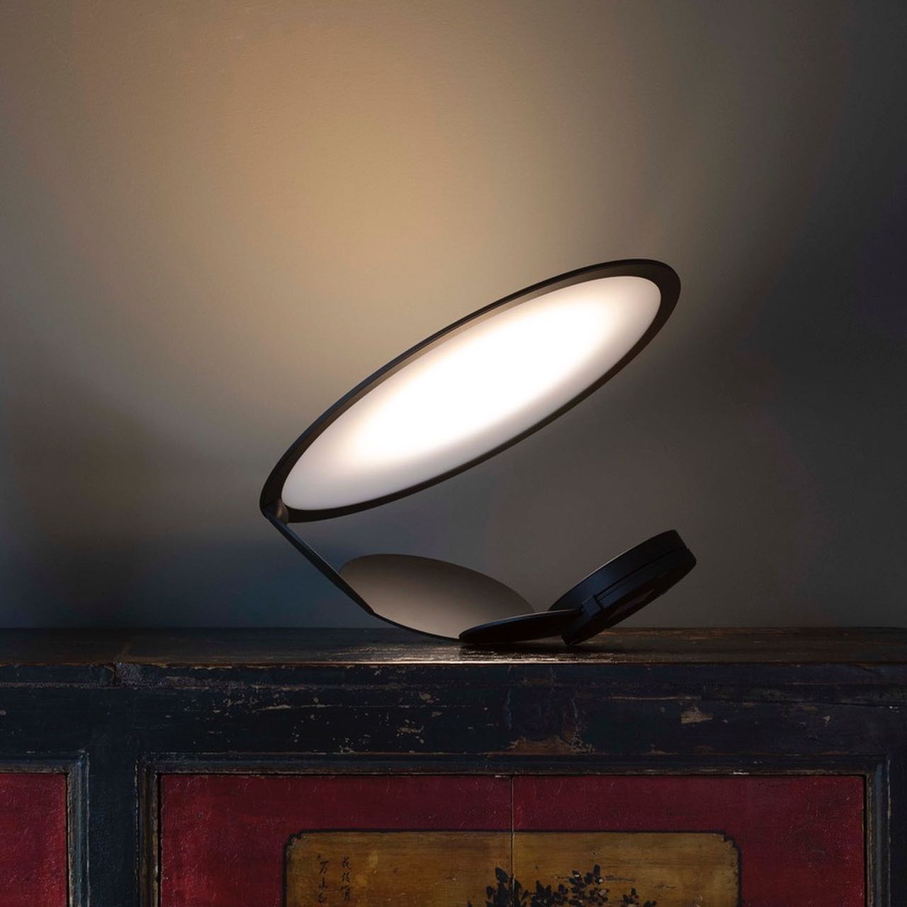 LightSlice - Stilfuld bordlampe med subtile snitdetaljer