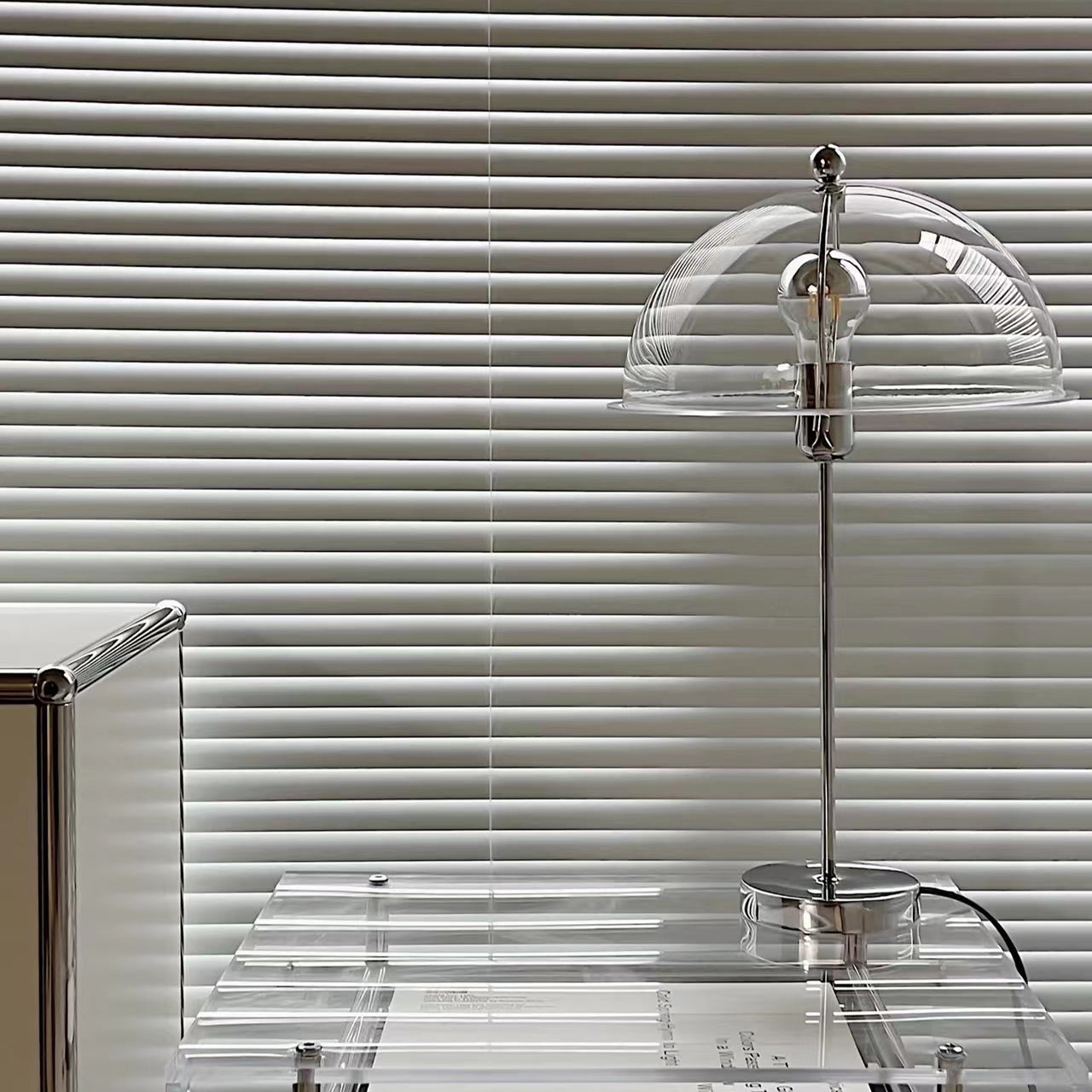 ClassicGlow - Sølv Metal og Akryl Bordlampe