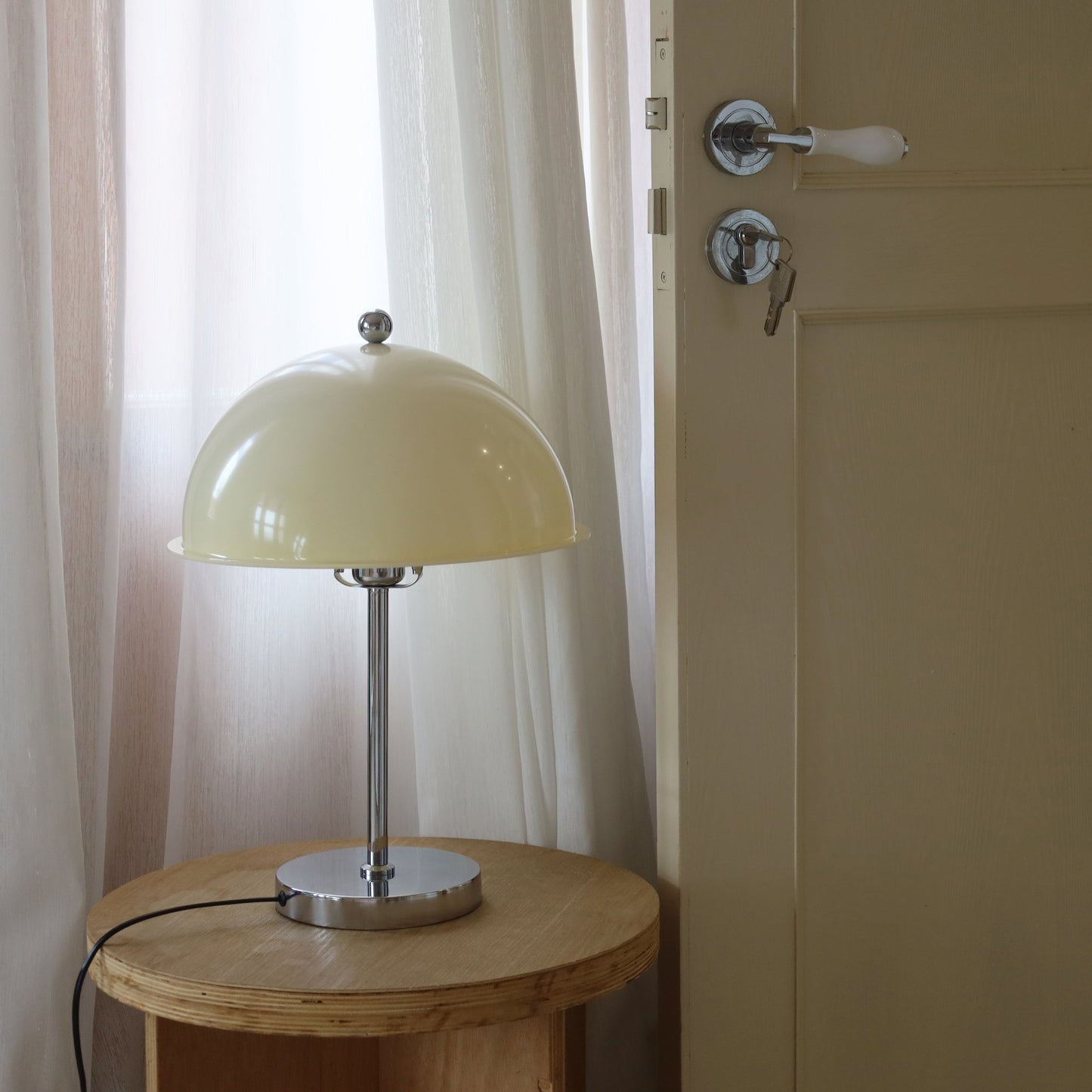 ClassicGlow - Sølv Metal og Akryl Bordlampe