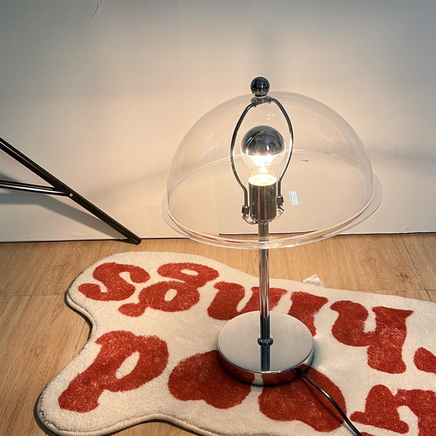 ClassicGlow - Sølv Metal og Akryl Bordlampe